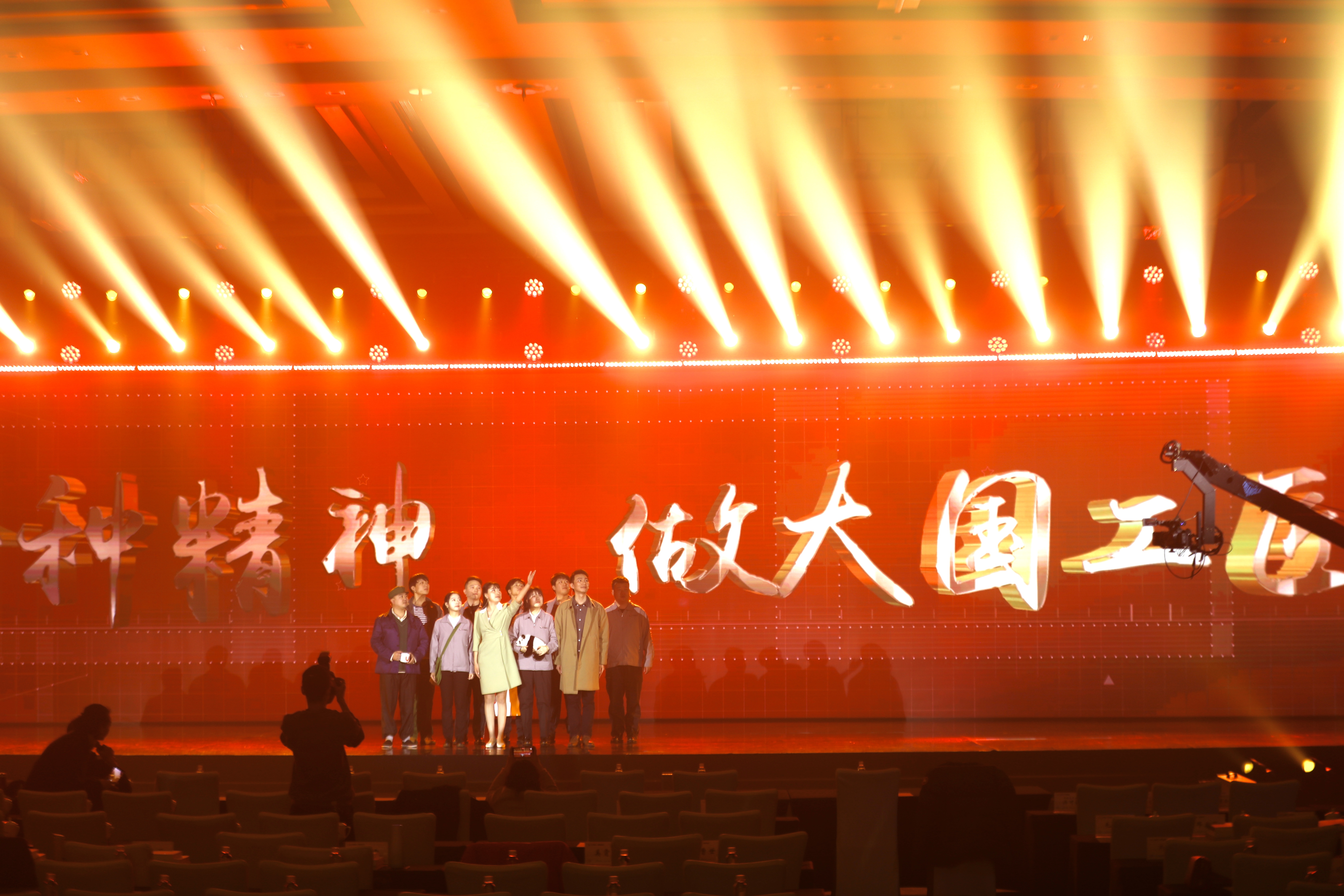新闻客户端编辑高珊新闻发布处副处长丁健